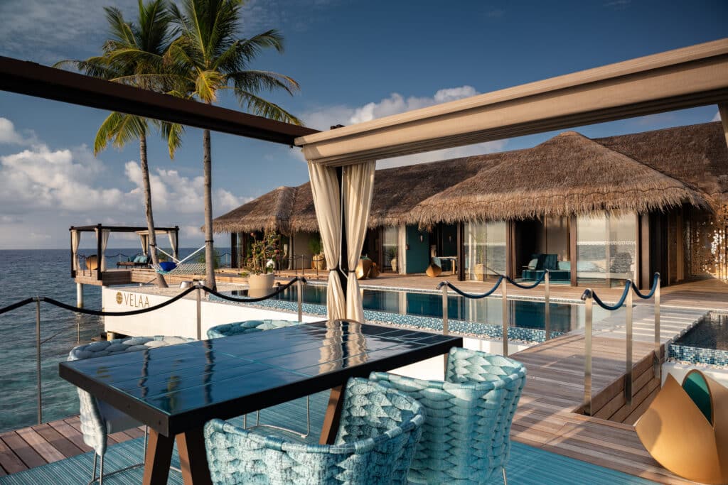 몰디브 최고의 수상 빌라: 2026년 TOP 10 추천 11 몰디브 Velaa Private Island의 Romantic Pool Residence 야외 다이닝 공간
