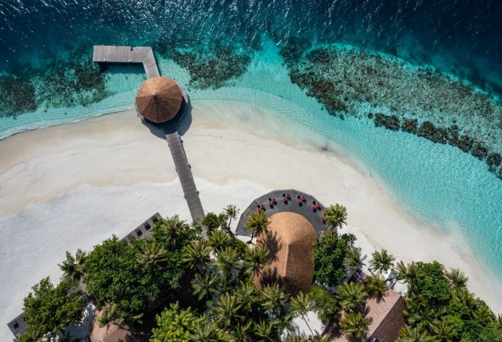 Los mejores resorts de Maldivas con mejor relación calidad-precio: 10 islas privadas que superan su precio 16 vista aérea de la diminuta isla privada Dhawa Ihuru en Maldivas con playa de arena blanca, laguna turquesa y arrecife de la casa