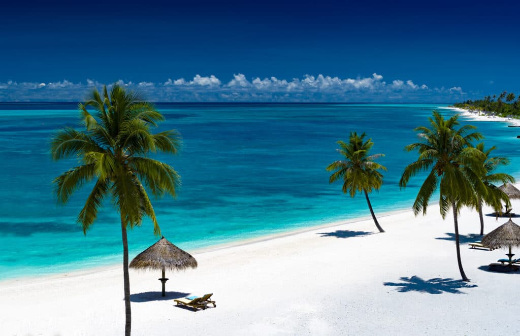 Le Maldive valgono la spesa? Un confronto onesto con lo Sri Lanka 8 lunga spiaggia di sabbia bianca all'Atmosphere Kanifushi Maldives con palme, laguna turchese e lettini
