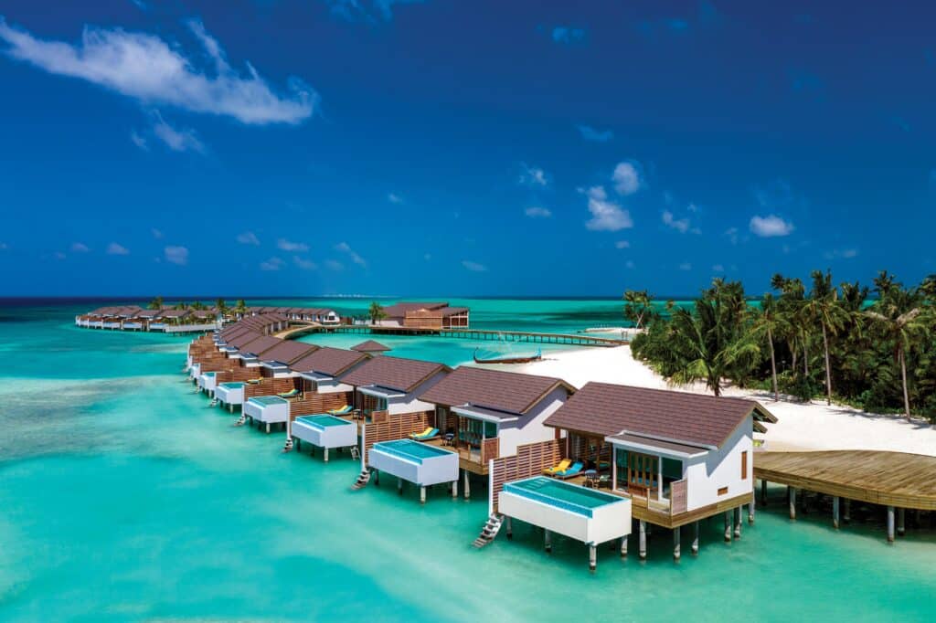 vista aerea delle ville sull'acqua con piscina privata presso il resort Atmosphere Kanifushi Maldives