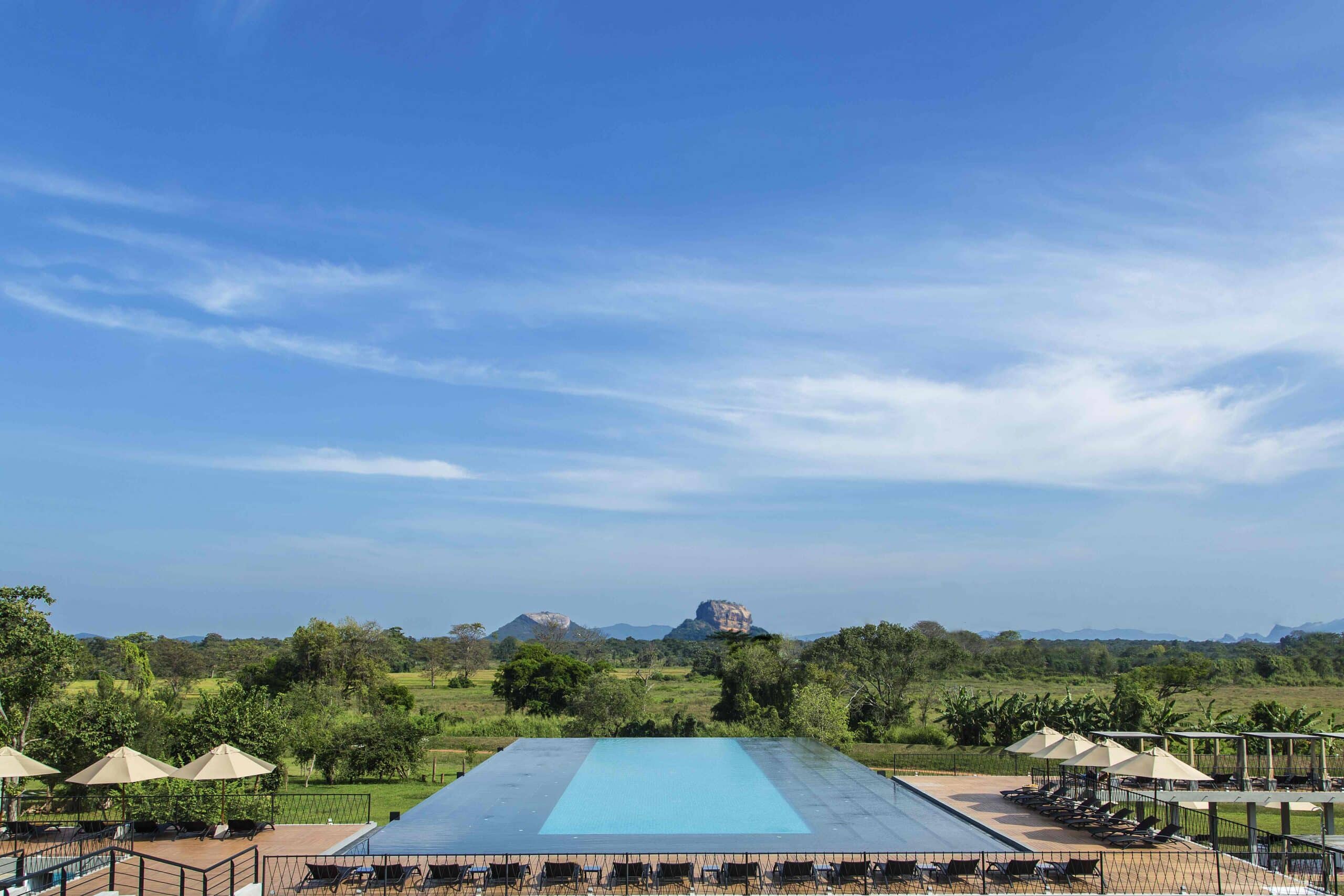 I migliori hotel a Sigiriya: le soluzioni ideali per ogni budget 9 Piscina a sfioro di 45 metri presso Aliya Resort and Spa Sigiriya con vista sulla volta della giungla