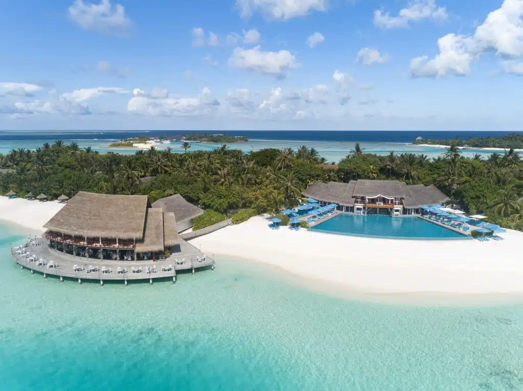 I migliori resort alle Maldive per chi visita per la prima volta: 10 isole che rendono tutto più semplice 19 vista aerea di Anantara Dhigu Maldives con ristorante sull'acqua, piscina fronte spiaggia e laguna turchese
