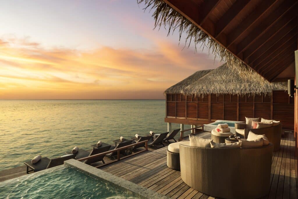 I migliori resort alle Maldive per chi visita per la prima volta: 10 isole che rendono tutto più semplice 18 terrazza relax della spa sull'acqua all'Anantara Dhigu Maldives al tramonto con lettini, vasca idromassaggio e vista sull'oceano