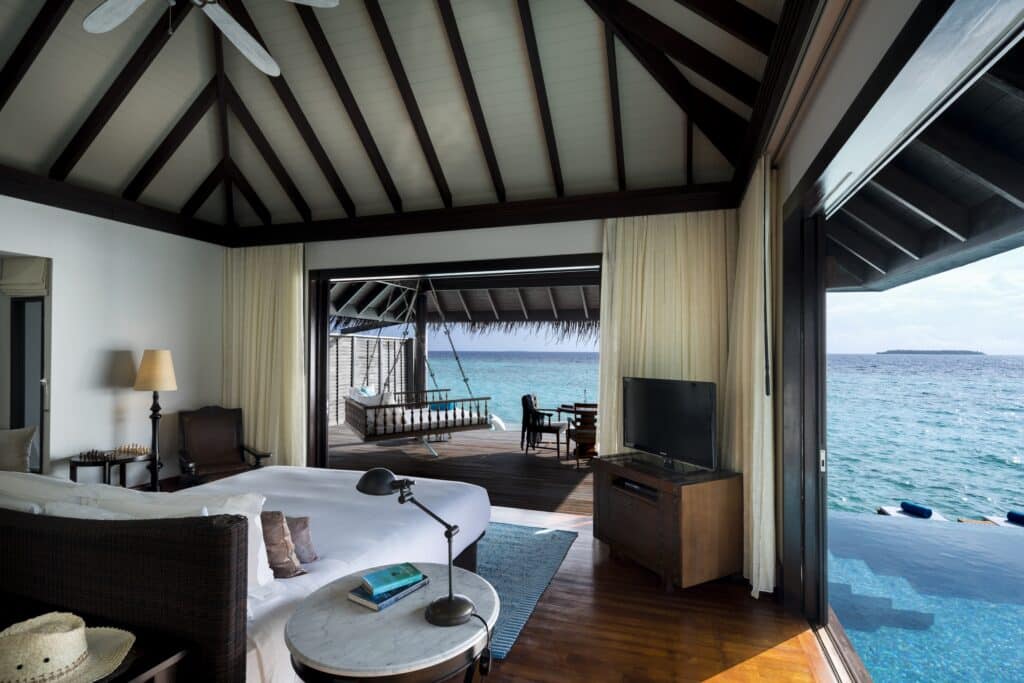 モルディブのグルメなリゾート:レストラン、水中ダイニング、食体験トップ10 12 Anantara Kihavah Maldives Villas Over Water Pool Villa Bedroom