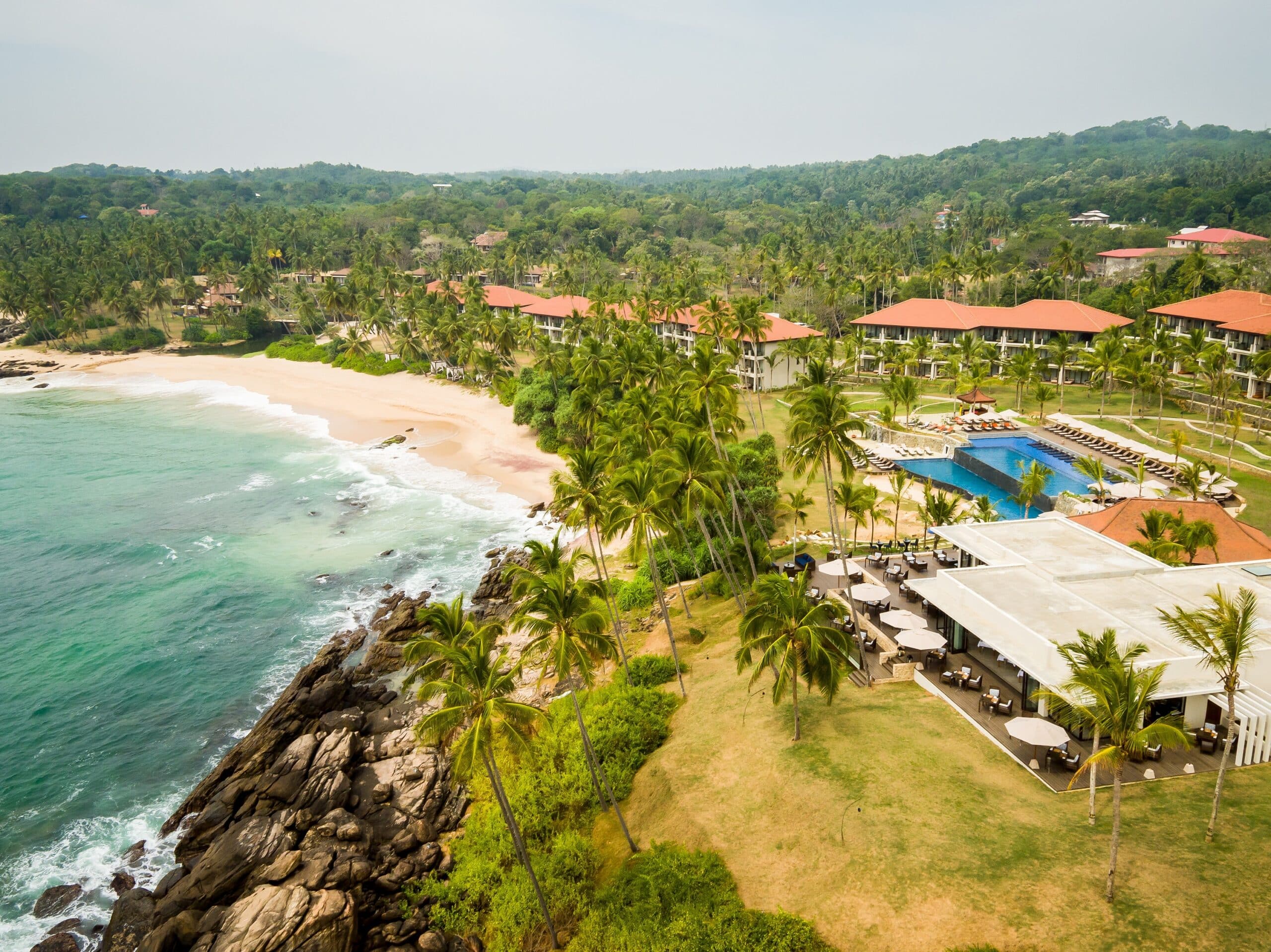 I migliori hotel sulla spiaggia in Sri Lanka: Costa Sud vs Costa Est 4 Anantara Peace Haven Tangalle villa con piscina privata, giardino tropicale e ambientazione fronte spiaggia