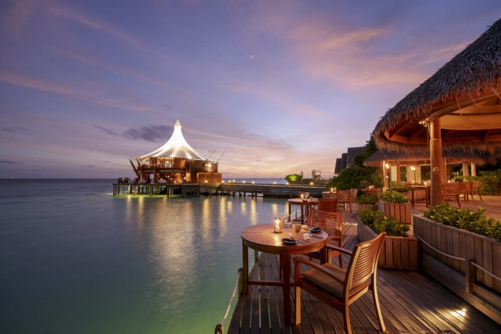 I migliori resort alle Maldive vicino a Malé: 10 isole top vicine all'aeroporto 13 Il ristorante Cayenne al Baros Maldives con eleganti tavoli apparecchiati e una calda atmosfera serale