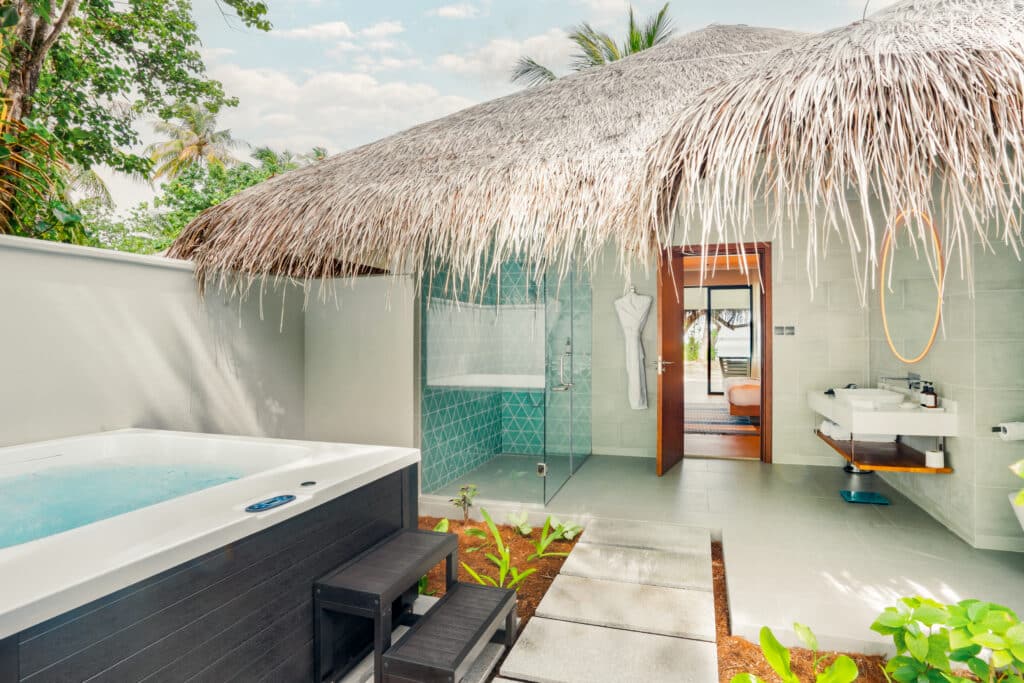 Los mejores resorts de Maldivas con mejor relación calidad-precio: 10 islas privadas que superan su precio 19 jacuzzi al aire libre y baño a cielo abierto bajo techo de paja en una villa de playa en Nova Maldives