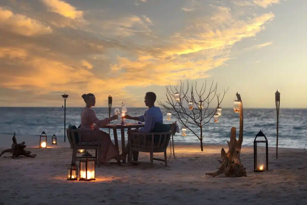 몰디브 최고의 성인 전용 리조트: 커플을 위한 8곳 추천 15 사진작가 Dan Kullberg 이 촬영한 Hurawalhi Island Resort Maldives 의 촛불 해변 저녁 식사 세팅