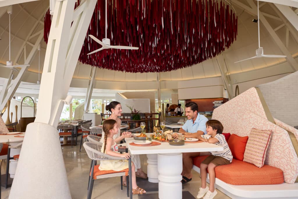 Maldive con bambini: resort o isole locali — Qual è la scelta giusta per la tua famiglia? 3 Elegante ristorante sulla spiaggia al Centara Mirage Lagoon Maldives con vista sull'oceano