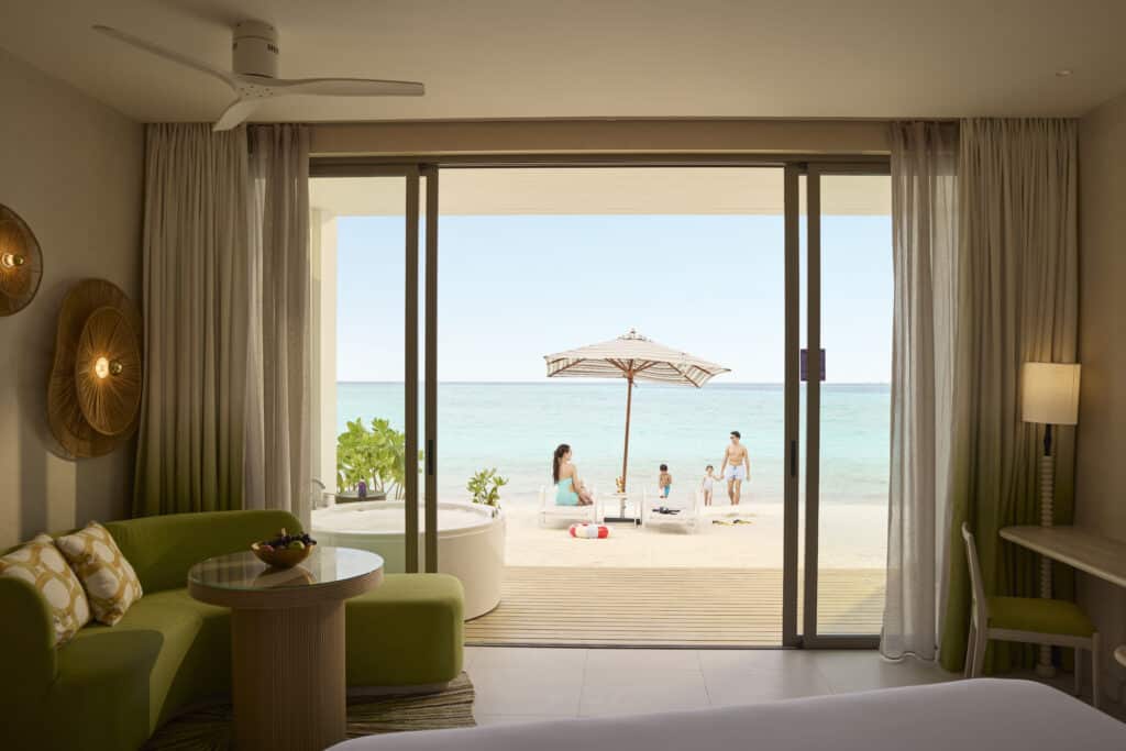 Maldive con bambini: resort o isole locali — Qual è la scelta giusta per la tua famiglia? 12 Villa sulla spiaggia sull'acqua con vasca idromassaggio al tramonto presso Centara Mirage Lagoon Maldives