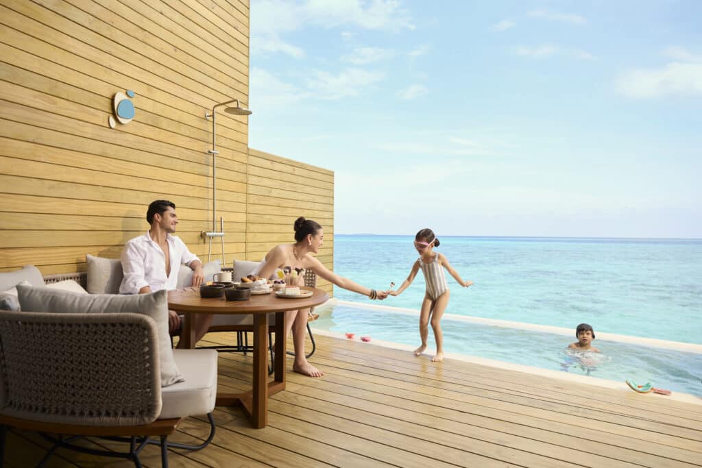 Maldive con bambini: resort o isole locali — Qual è la scelta giusta per la tua famiglia? 28 Villa sull'acqua con piscina al tramonto al Centara Mirage Lagoon Maldives con vista sull'oceano