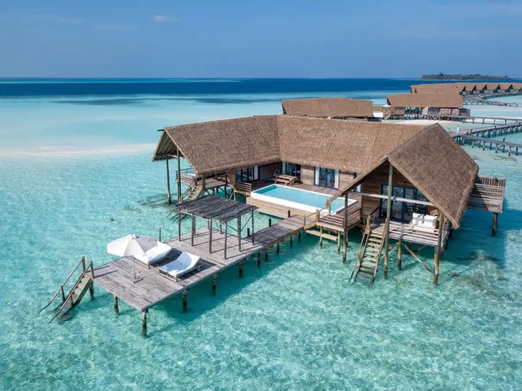 Isole locali delle Maldive vs Resort: cosa dovresti scegliere? 5 vista aerea di una villa sull'acqua con piscina privata e solarium al Como Cocoa Island Maldives