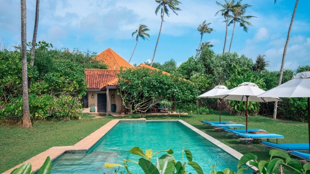 I migliori hotel sulla spiaggia in Sri Lanka: Costa Sud vs Costa Est 2 Area ristorante o spa del resort Cape Weligama con ambientazione tropicale e atmosfera della costa meridionale