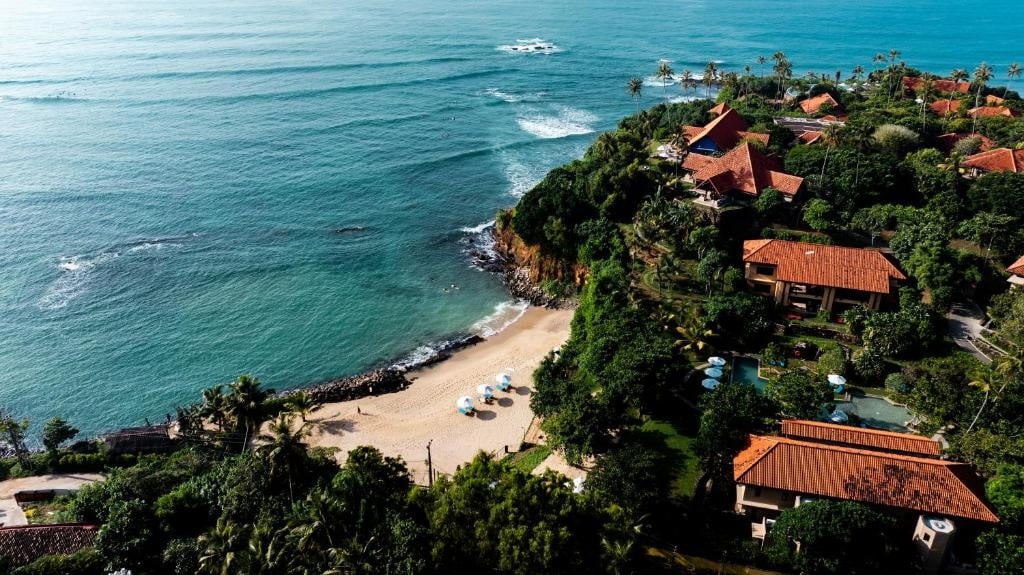 I migliori hotel sulla spiaggia in Sri Lanka: Costa Sud vs Costa Est 1 Cape Weligama Relais Chateaux migliori hotel sulla spiaggia dello Sri Lanka con piscina sulla scogliera e vista sull'orizzonte