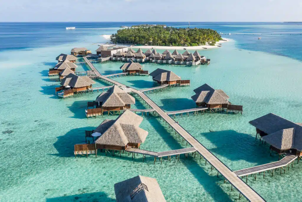 モルディブの水中レストランがあるリゾート:一生に一度のユニークな食事体験ができる8選 2 Conrad Maldives Rangali Islandのラグーンに直接アクセスできる水上ヴィラと水中レストラン