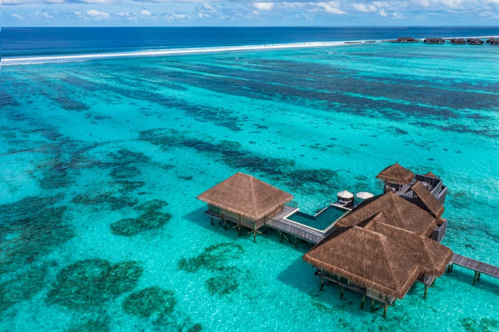 몰디브 최고의 수상 빌라: 2026년 TOP 10 추천 14 Gili Lankanfushi North Malé Atoll에 위치한 수영장이 있는 침실 2개짜리 수상 빌라의 항공 뷰
