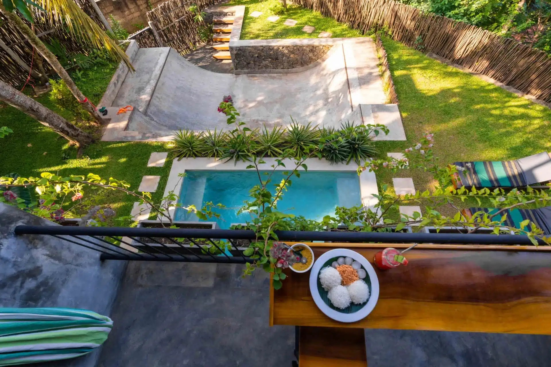 I migliori hotel sulla spiaggia in Sri Lanka: Costa Sud vs Costa Est 13 Gaia Soul Hiriketiya villa o giardino con ambientazione tropicale e carattere legato alla cultura del surf