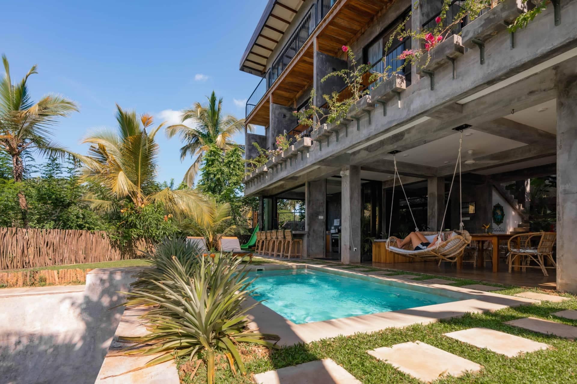 I migliori hotel sulla spiaggia in Sri Lanka: Costa Sud vs Costa Est 12 Gaia Soul Hiriketiya boutique surf retreat sulla baia a ferro di cavallo con piscina e giardino tropicale