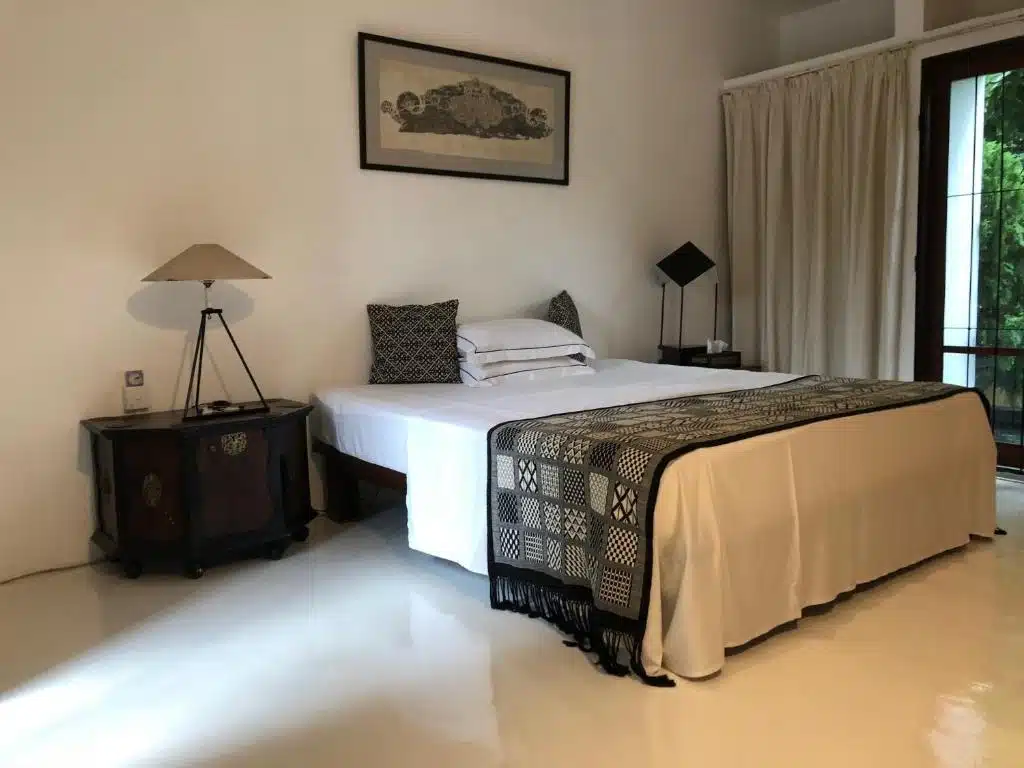 Il giardino del cortile della casa di Geoffrey Bawa a Colombo, con dettagli architettonici del modernismo tropicale
