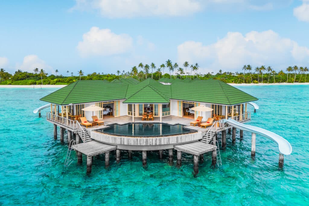 I migliori resort alle Maldive per chi visita per la prima volta: 10 isole che rendono tutto più semplice 10 grand water pavilion with pool and water slides presso Siyam World Maldives sopra una laguna turchese