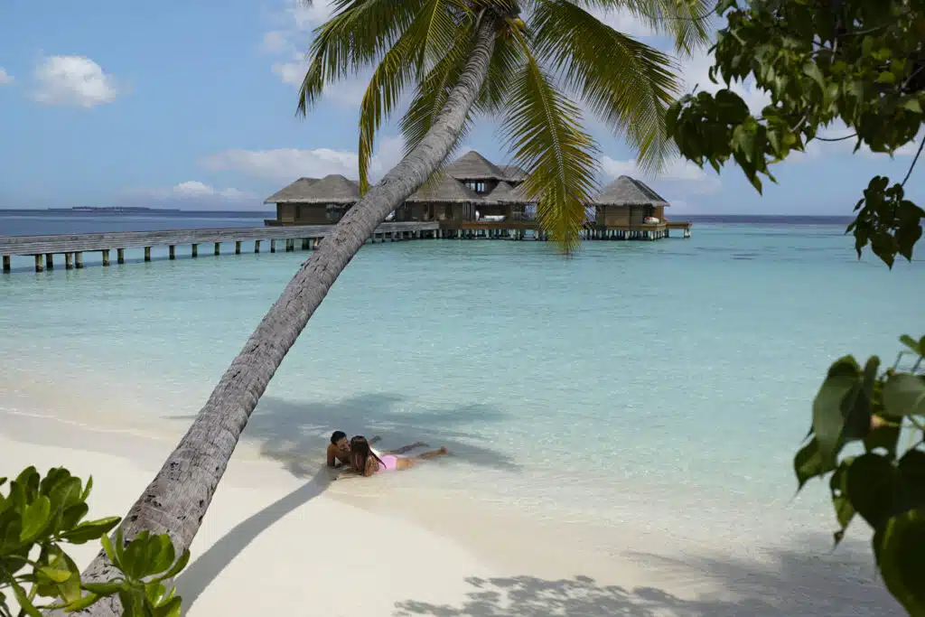 I migliori resort alle Maldive vicino a Malé: 10 isole top vicine all'aeroporto 15 spiaggia di sabbia bianca fiancheggiata da palme a Huvafenfushi Maldives