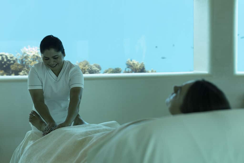 몰디브 최고의 웰니스 리조트: 스파 & 웰빙 리트릿 Top 10 13 HUV 23 DEC 18 Spa Underwater Massage 140