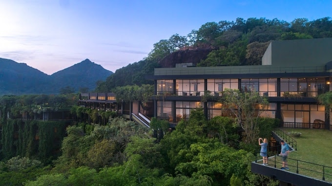 I migliori hotel a Sigiriya: le soluzioni ideali per ogni budget 7 Heritance Kandalama hotel di Geoffrey Bawa su una scogliera sopra il Kandalama Lake migliori hotel nella zona di Sigiriya