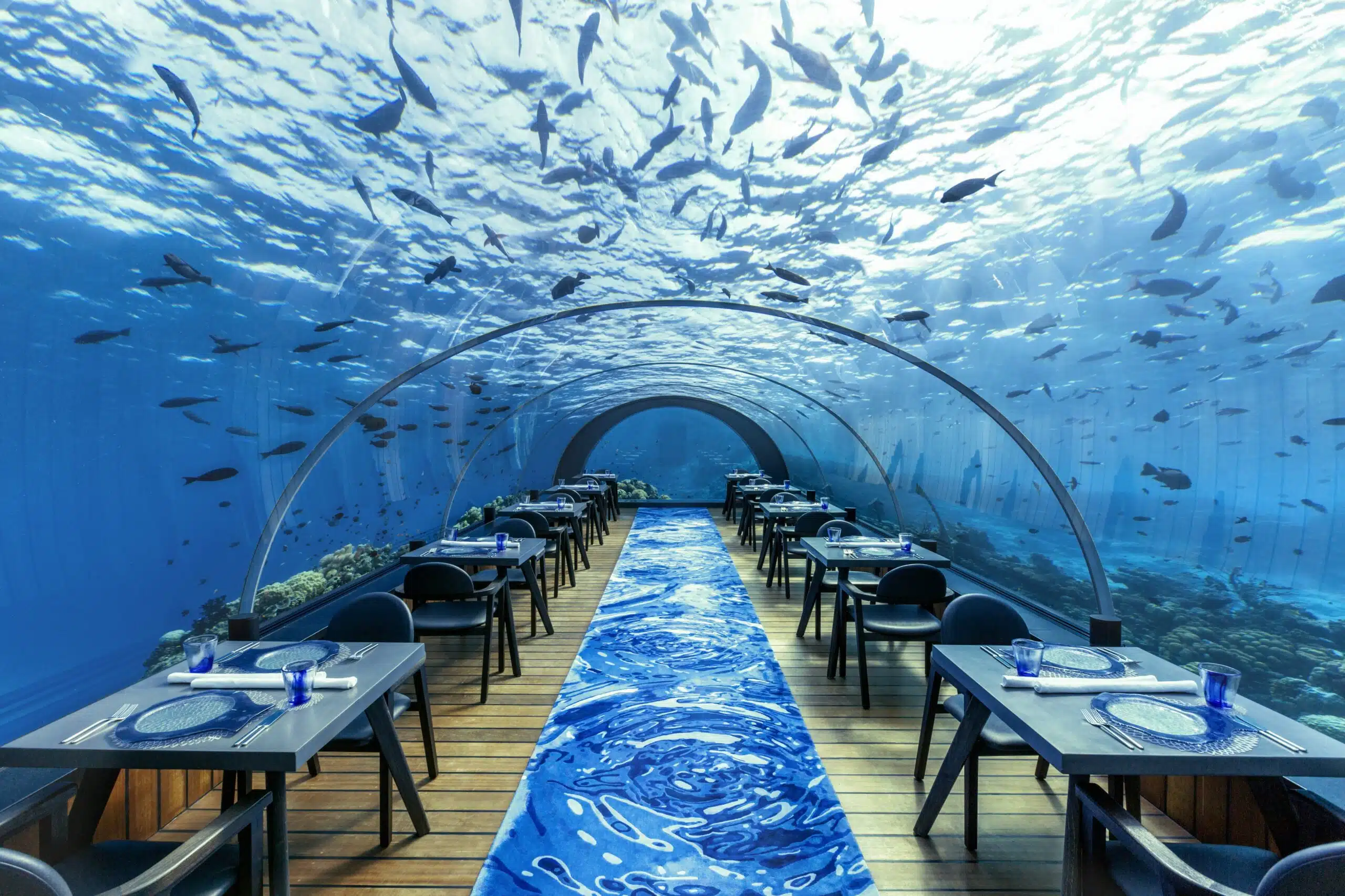 Das Interieur des 5.8 Undersea Restaurant im Hurawalhi, einem der besten Resorts auf den Malediven mit Unterwasserrestaurant