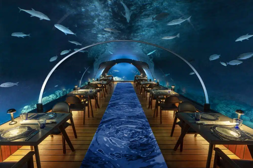 モルディブのグルメなリゾート:レストラン、水中ダイニング、食体験トップ10 3 Hurawalhi 5.8 Restaurant Interior Night 1