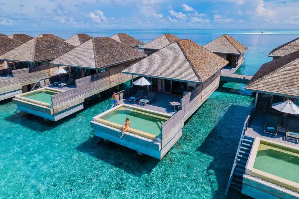 モルディブのグルメなリゾート:レストラン、水中ダイニング、食体験トップ10 18 Hurawalhi Ocean Pool Villa Exterior DJI 0228