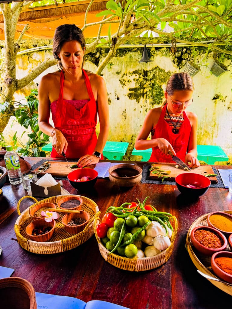Le Maldive valgono la spesa? Un confronto onesto con lo Sri Lanka 9 Donna e bambina che tagliano verdure durante un corso di cucina a Galle Fort in Sri Lanka