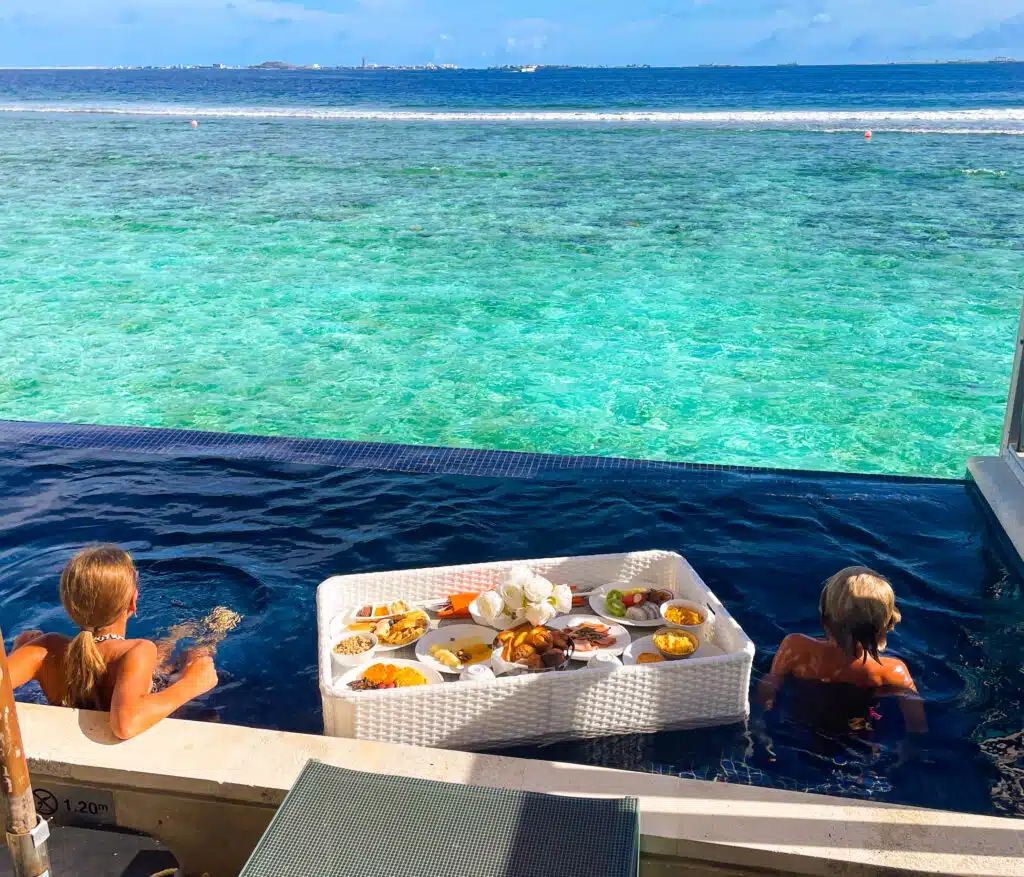 I migliori resort alle Maldive vicino a Malé: 10 isole top vicine all'aeroporto 3 terrazza con piscina privata e gradini verso l'oceano di una villa sull'acqua all'Hard Rock Hotel Maldives