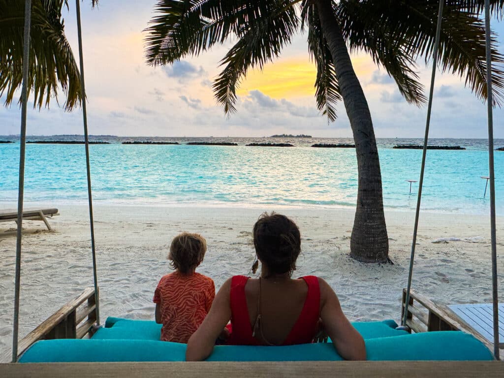 Maldive con bambini: resort o isole locali — Qual è la scelta giusta per la tua famiglia? 14 Sentiero nel giardino tropicale rigoglioso e ville sull'isola del resort Kurumba Maldives