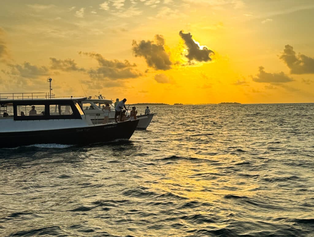 Maldive con bambini: resort o isole locali — Qual è la scelta giusta per la tua famiglia? 15 Famiglia che si gode la cena teppanyaki con spettacolo del fuoco al ristorante di Kurumba Maldives