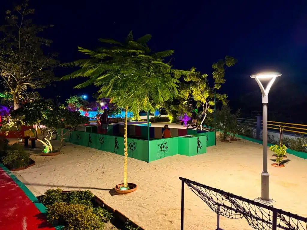 Isole locali delle Maldive vs Resort: cosa dovresti scegliere? 12 parco giochi all'aperto e area sportiva illuminati di notte sull'isola locale di Dharavandhoo, Maldive