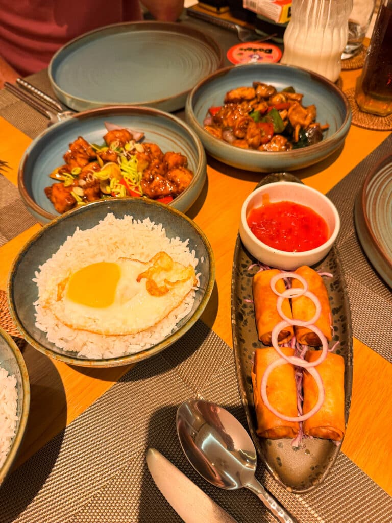Maldive con bambini: resort o isole locali — Qual è la scelta giusta per la tua famiglia? 4 Pasto in un ristorante maldiviano locale servito su un'isola abitata con cibo fresco e semplice