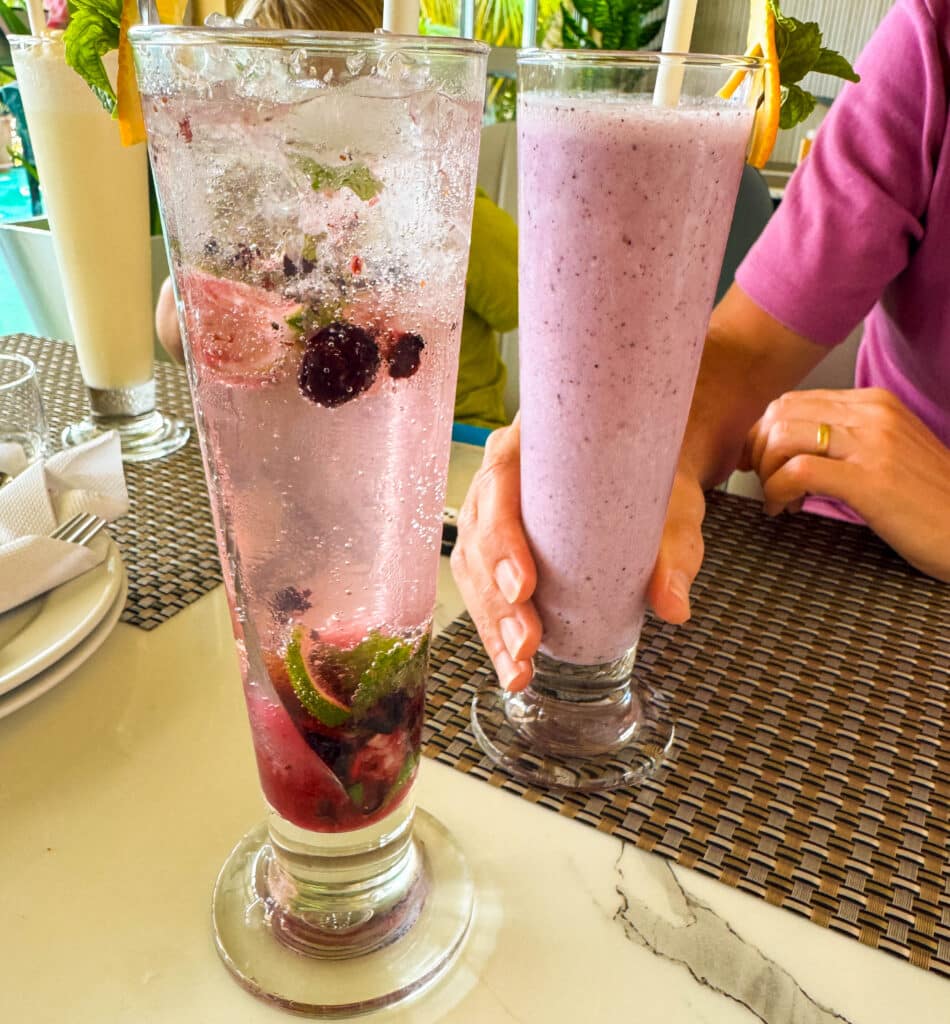Maldive con bambini: resort o isole locali — Qual è la scelta giusta per la tua famiglia? 5 Piatti freschi e colorati in un caffè su un'isola locale alle Maldive