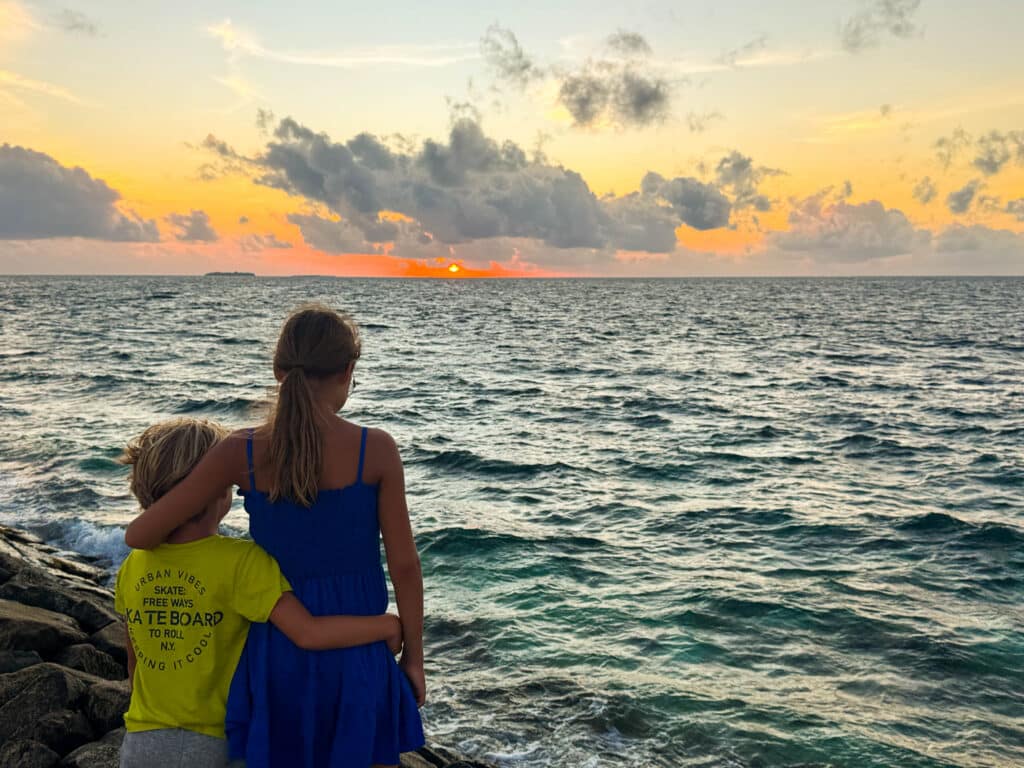 Maldive con bambini: resort o isole locali — Qual è la scelta giusta per la tua famiglia? 26 Spiaggia sabbiosa tranquilla sull'isola di Thulusdhoo con acque calme e limpide, North Malé Atoll