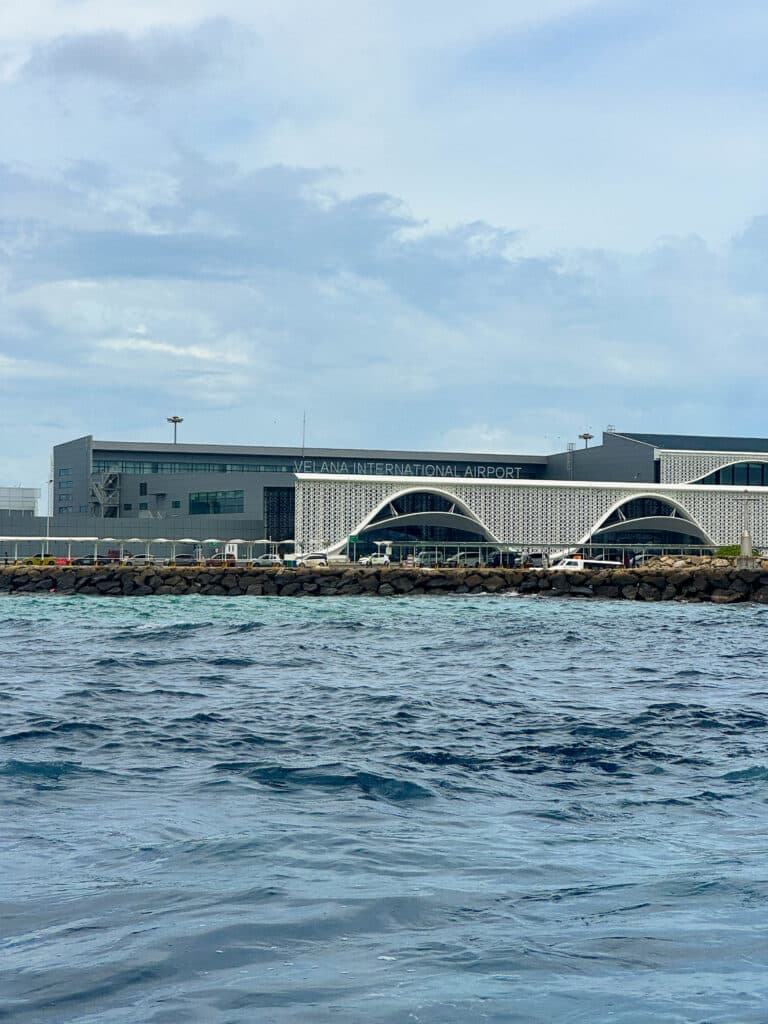Velana International Airport alle Maldive visto dall'acqua con la facciata ad arco del terminal