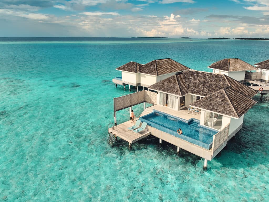 I migliori resort alle Maldive per chi visita per la prima volta: 10 isole che rendono tutto più semplice 8 coppia sulla terrazza di una villa overwater con piscina al Kandima Maldives, con piscina privata e laguna turchese