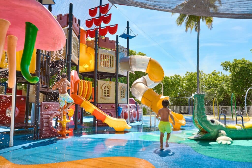 Maldive con bambini: resort o isole locali — Qual è la scelta giusta per la tua famiglia? 10 Bambini che fanno lavoretti al Kandiland Kids Club presso Kandima Maldives