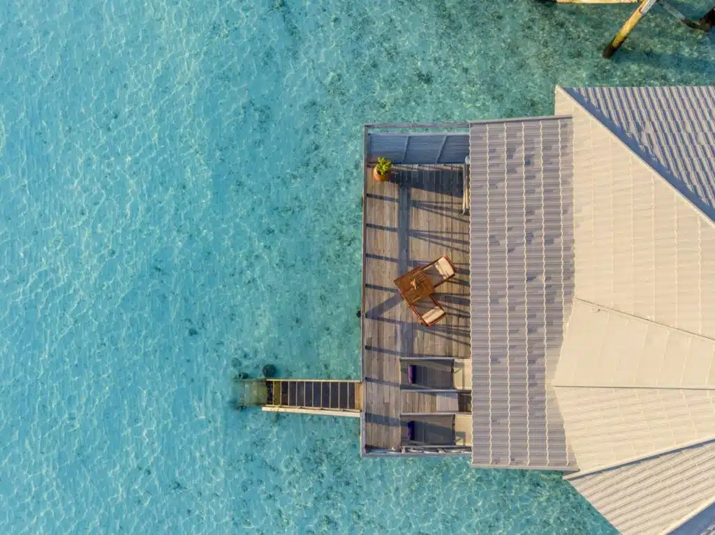 몰디브 최고의 성인 전용 리조트: 커플을 위한 8곳 추천 12 Lhaviyani Atoll에 위치한 Komandoo Island Resort의 자쿠지 수상 빌라 항공 뷰