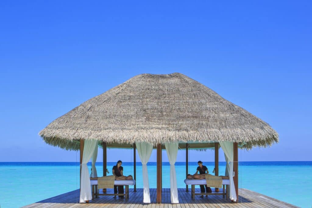 I migliori resort alle Maldive per chi visita per la prima volta: 10 isole che rendono tutto più semplice 7 coppia che riceve un massaggio all'aperto nel padiglione spa sull'acqua al Kuramathi Maldives con vista sull'oceano turchese