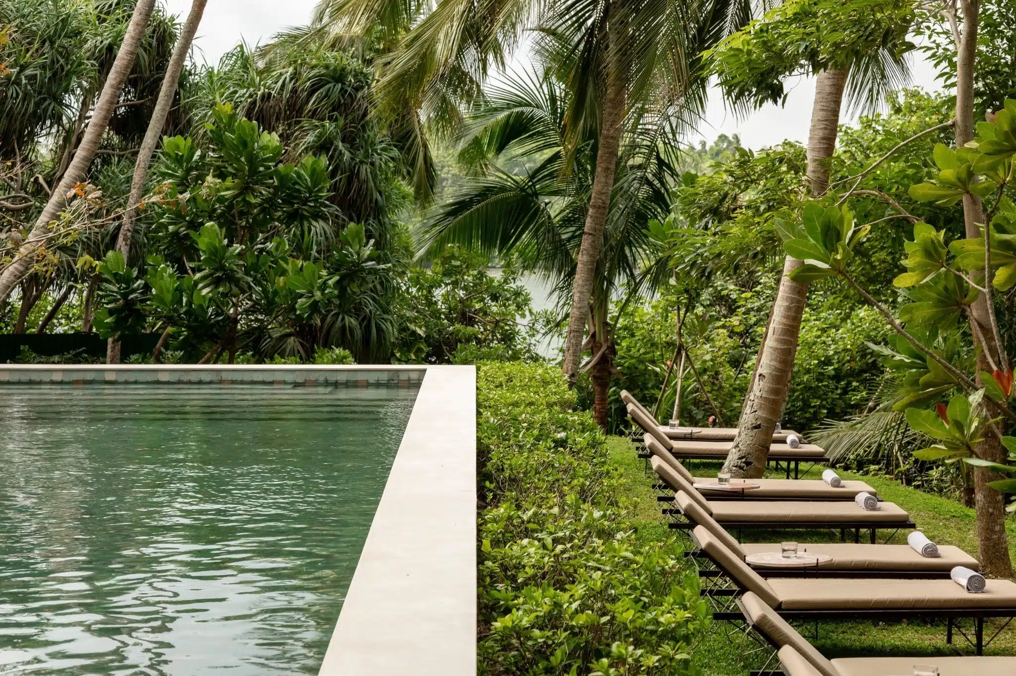 Villa con piscina Kurulu Bay Ahangama con lussureggiante giardino tropicale e interni boutique creativi