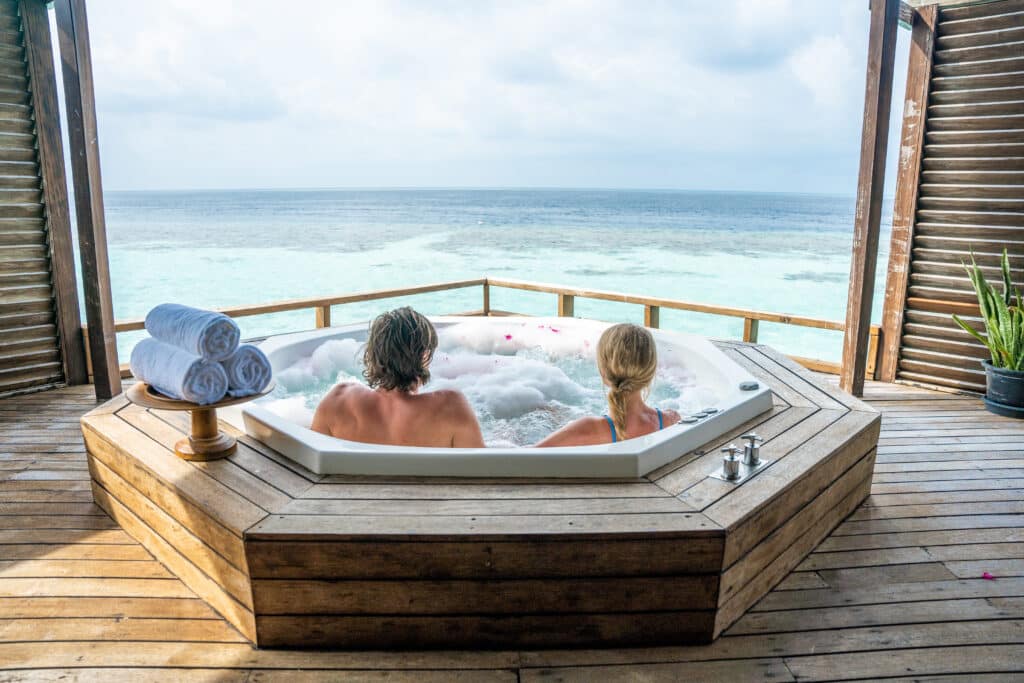 Los mejores resorts de Maldivas con mejor relación calidad-precio: 10 islas privadas que superan su precio 13 pareja en jacuzzi al aire libre con vistas al océano en el spa sobre el agua de Lily Beach Resort Maldives