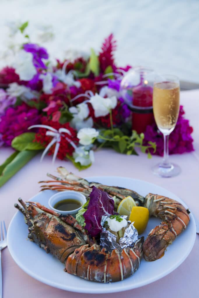 Los mejores resorts de Maldivas con mejor relación calidad-precio: 10 islas privadas que superan su precio 3 langosta a la parrilla con champán y flores en una cena romántica en la playa en el Kuramathi Island Resort Maldives