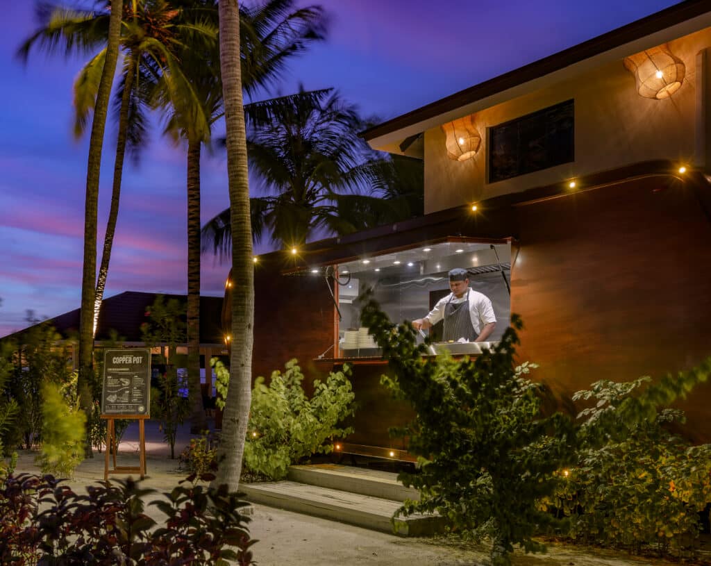 Os Melhores Resorts nas Maldivas para Estadias Curtas: Escolhas de 3 a 5 Noites 8 OBLU Xperience Ailafushi Outlets and Dining Copper Pot