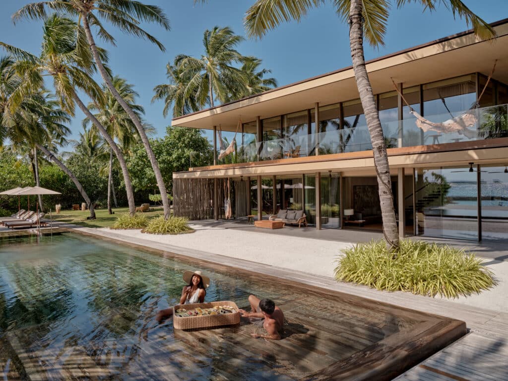 Os Melhores Resorts nas Maldivas para Estadias Curtas: Escolhas de 3 a 5 Noites 20 PATINA MALDIVES by Georg Roske Beach House 9730 HighRes