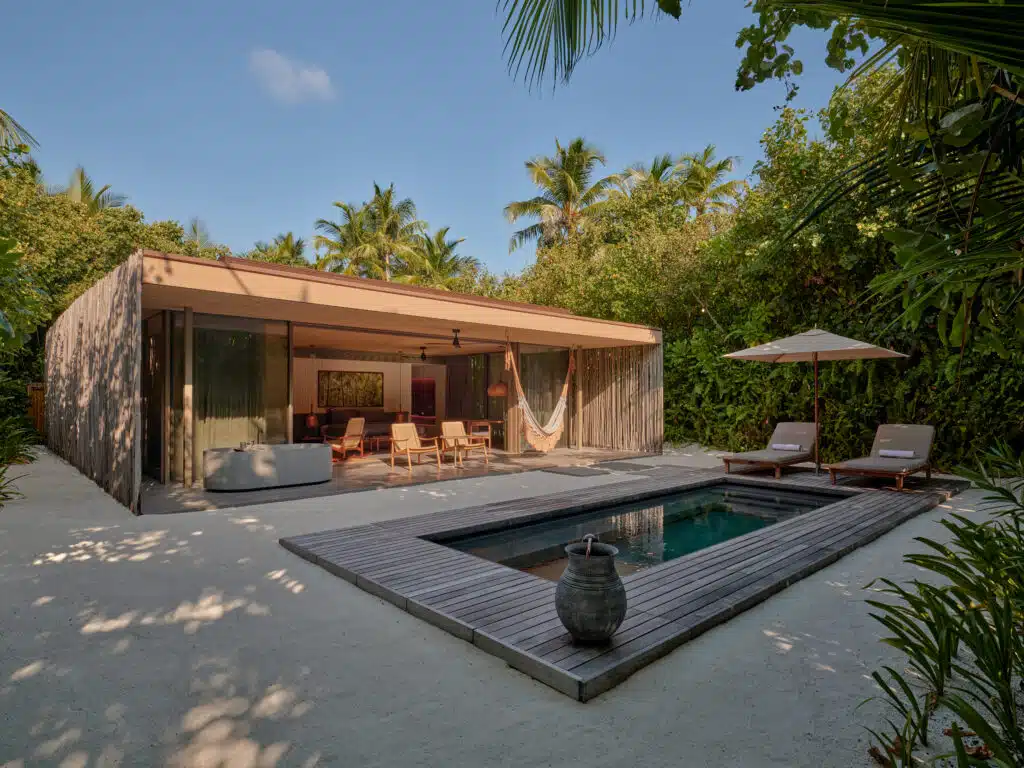 モルディブのグルメなリゾート:レストラン、水中ダイニング、食体験トップ10 8 PATINA MALDIVES by Georg Roske One Bedroom Beach Pool Villa 28727 HighRes
