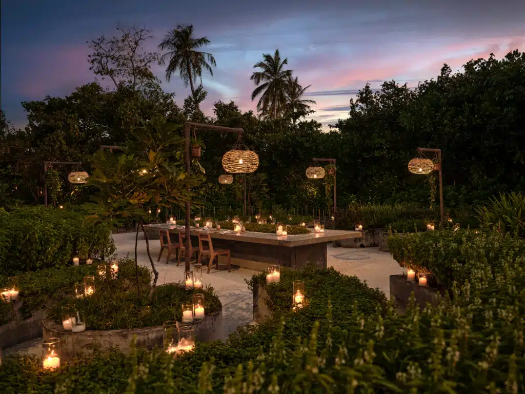 I migliori resort alle Maldive vicino a Malé: 10 isole top vicine all'aeroporto 19 Ristorante Roots al Patina Maldives Fari Islands con materiali naturali e design tropicale all'aperto